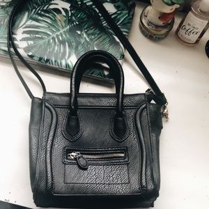 sleek black crossbody 💕